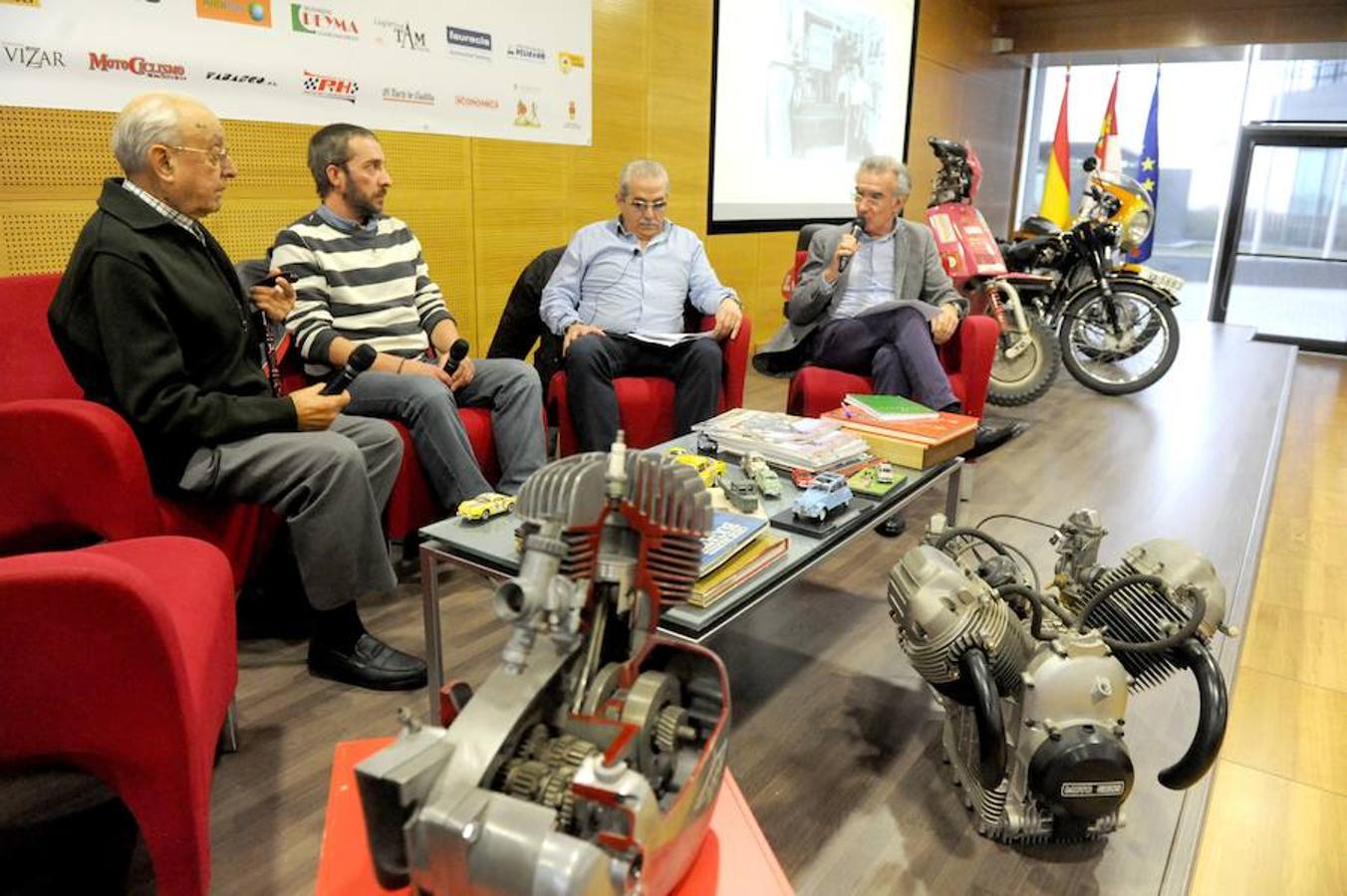 Exposición de vehículos históricos en Arroyo de la Encomienda