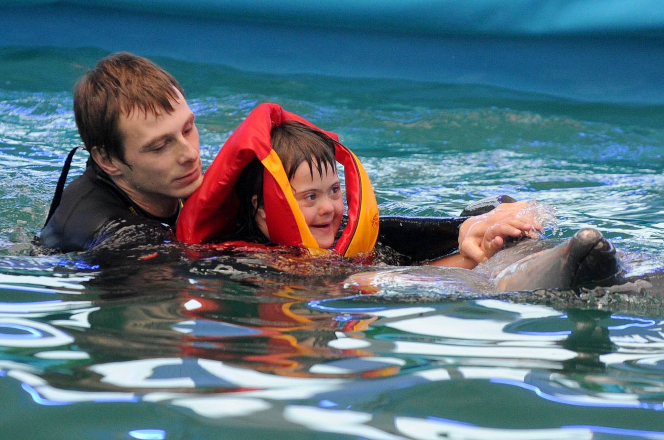 Terapia con delfines dirigida a niños.