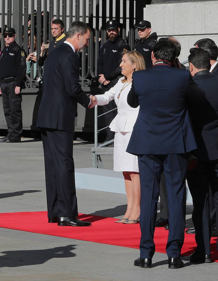 Don Felipe saluda a Ana Pastor, la presidenta del Congreso de los Diputados.