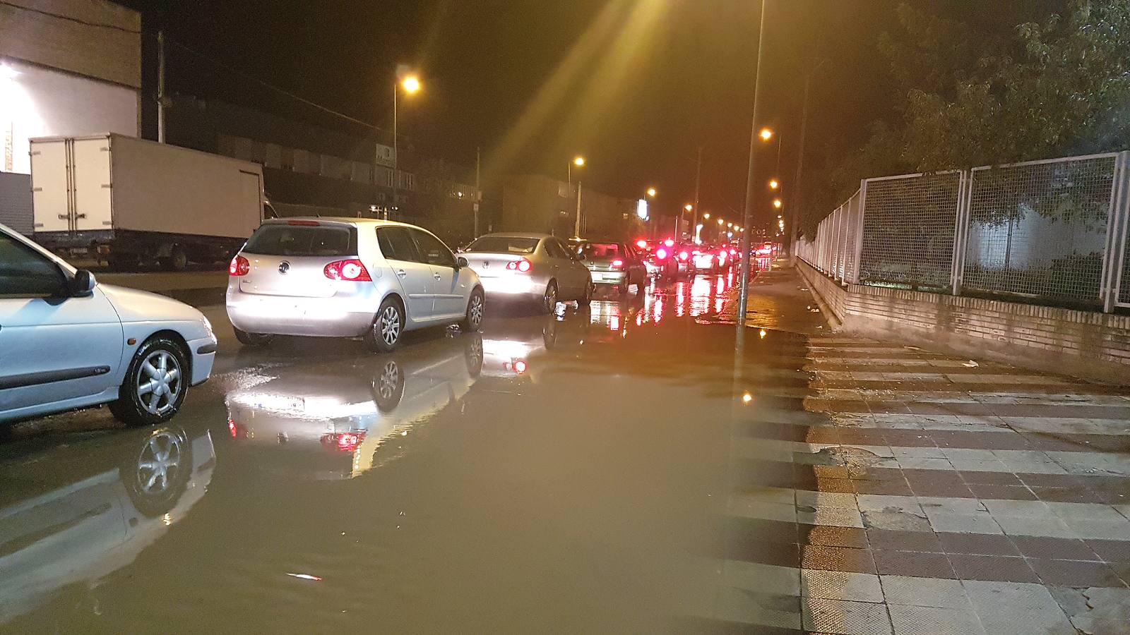 Reventón de una tubería en la Avenida de Zamora