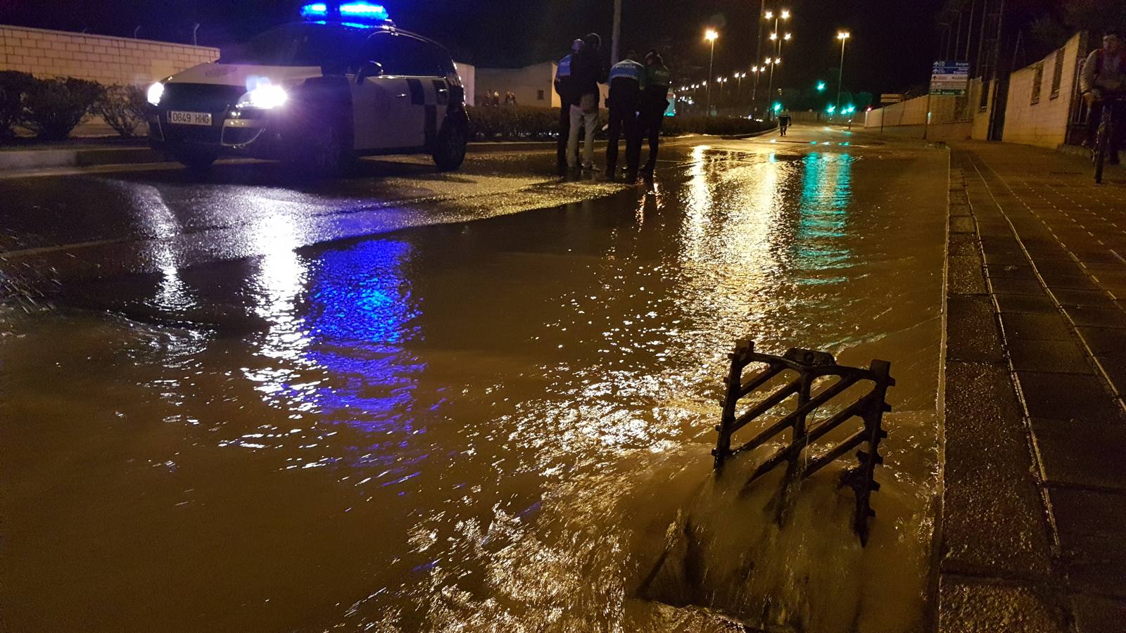 Reventón de una tubería en la Avenida de Zamora