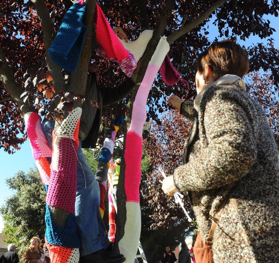 Vecinos de Pozaldez visten el pueblo con ganchillo