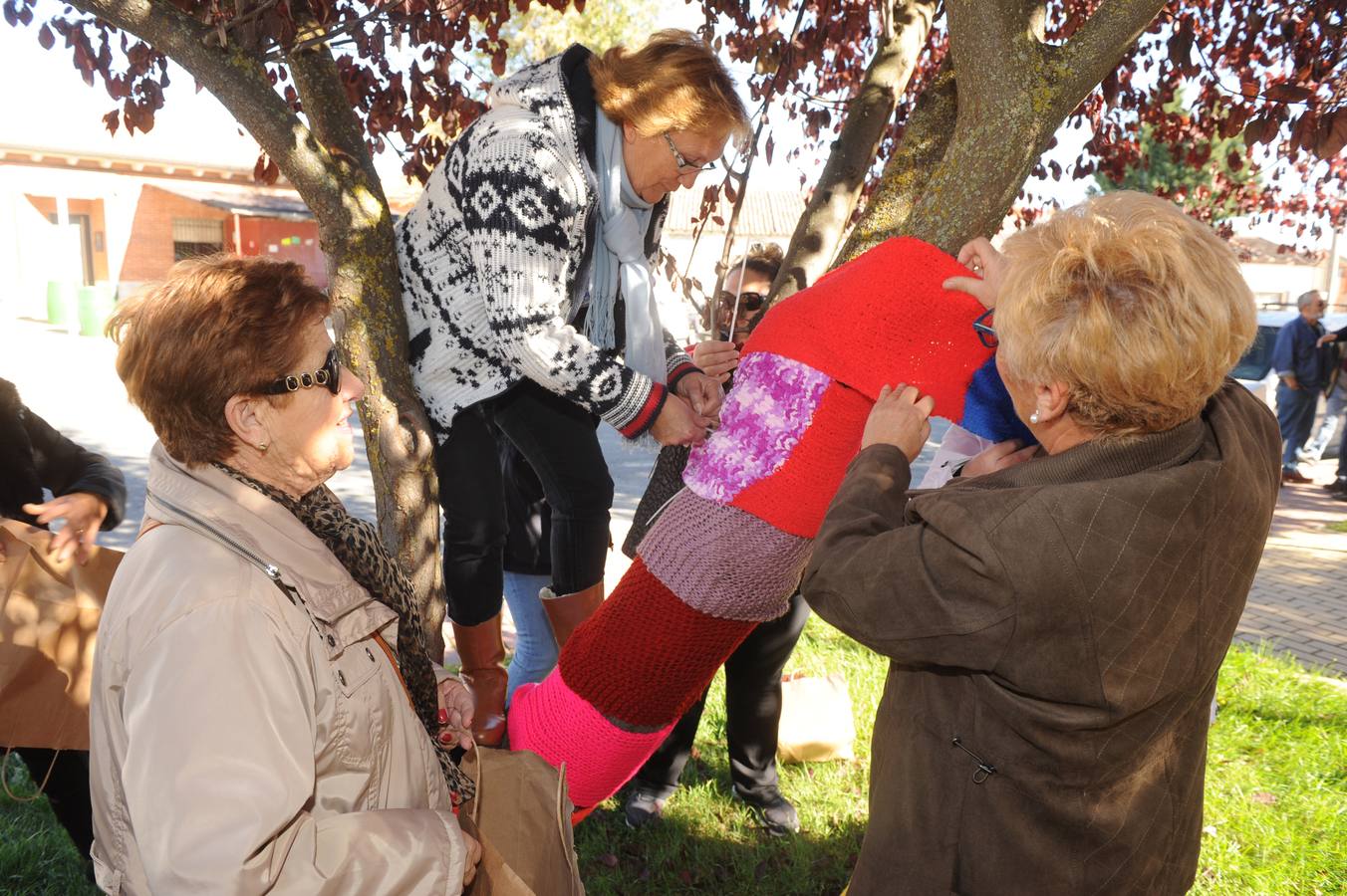 Vecinos de Pozaldez visten el pueblo con ganchillo