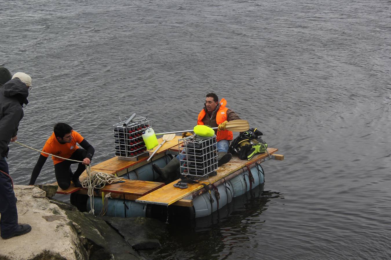 Inmersión de botellas de vino en el embalse de Las Cogotas para su envejecimiento