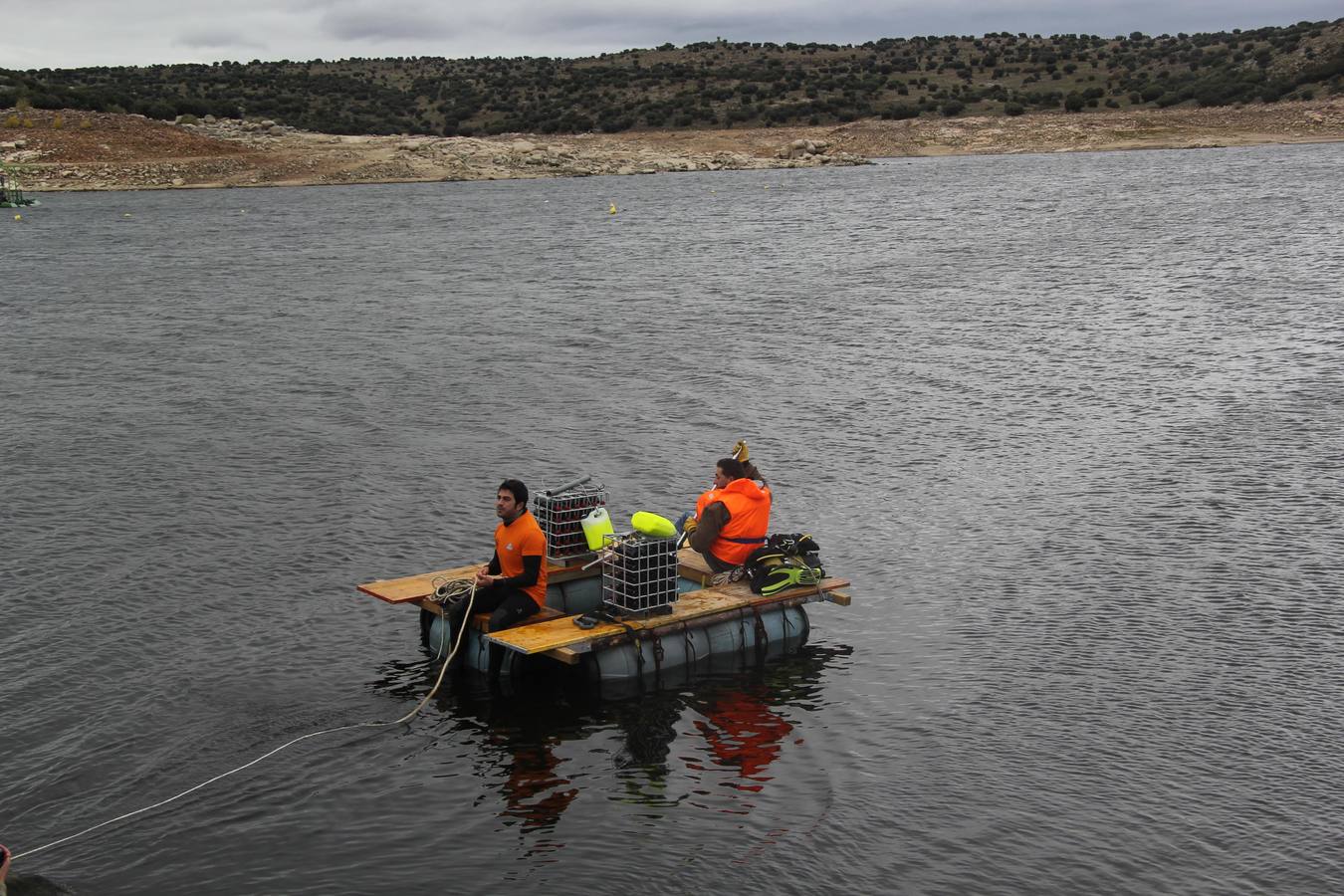 Inmersión de botellas de vino en el embalse de Las Cogotas para su envejecimiento