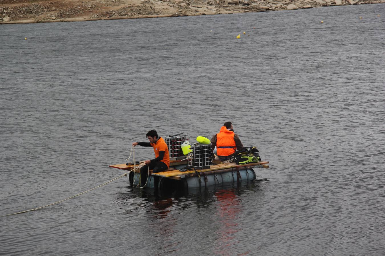Inmersión de botellas de vino en el embalse de Las Cogotas para su envejecimiento