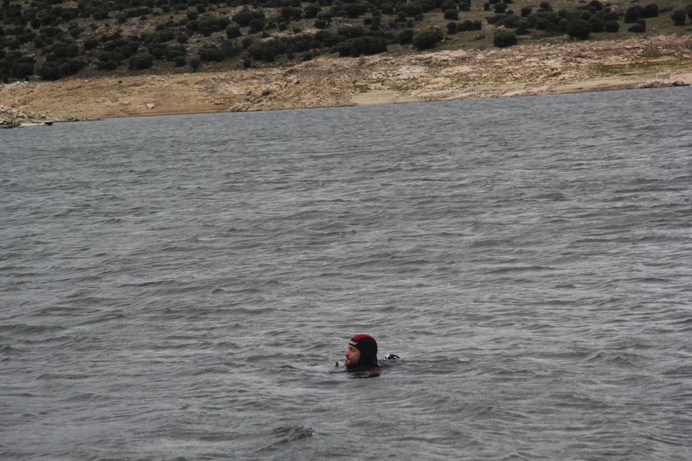Inmersión de botellas de vino en el embalse de Las Cogotas para su envejecimiento