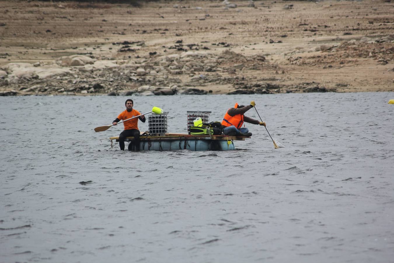 Inmersión de botellas de vino en el embalse de Las Cogotas para su envejecimiento