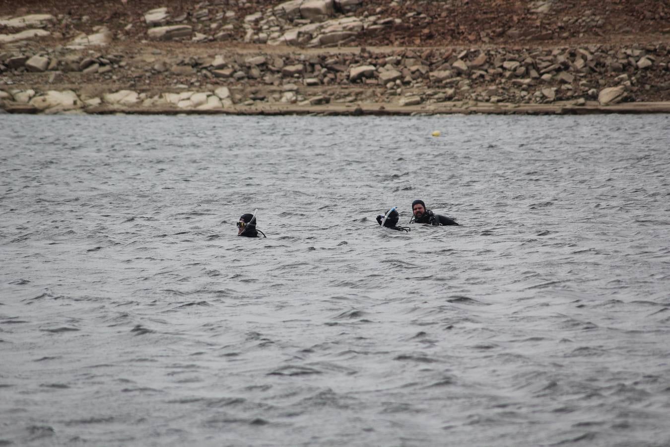Inmersión de botellas de vino en el embalse de Las Cogotas para su envejecimiento
