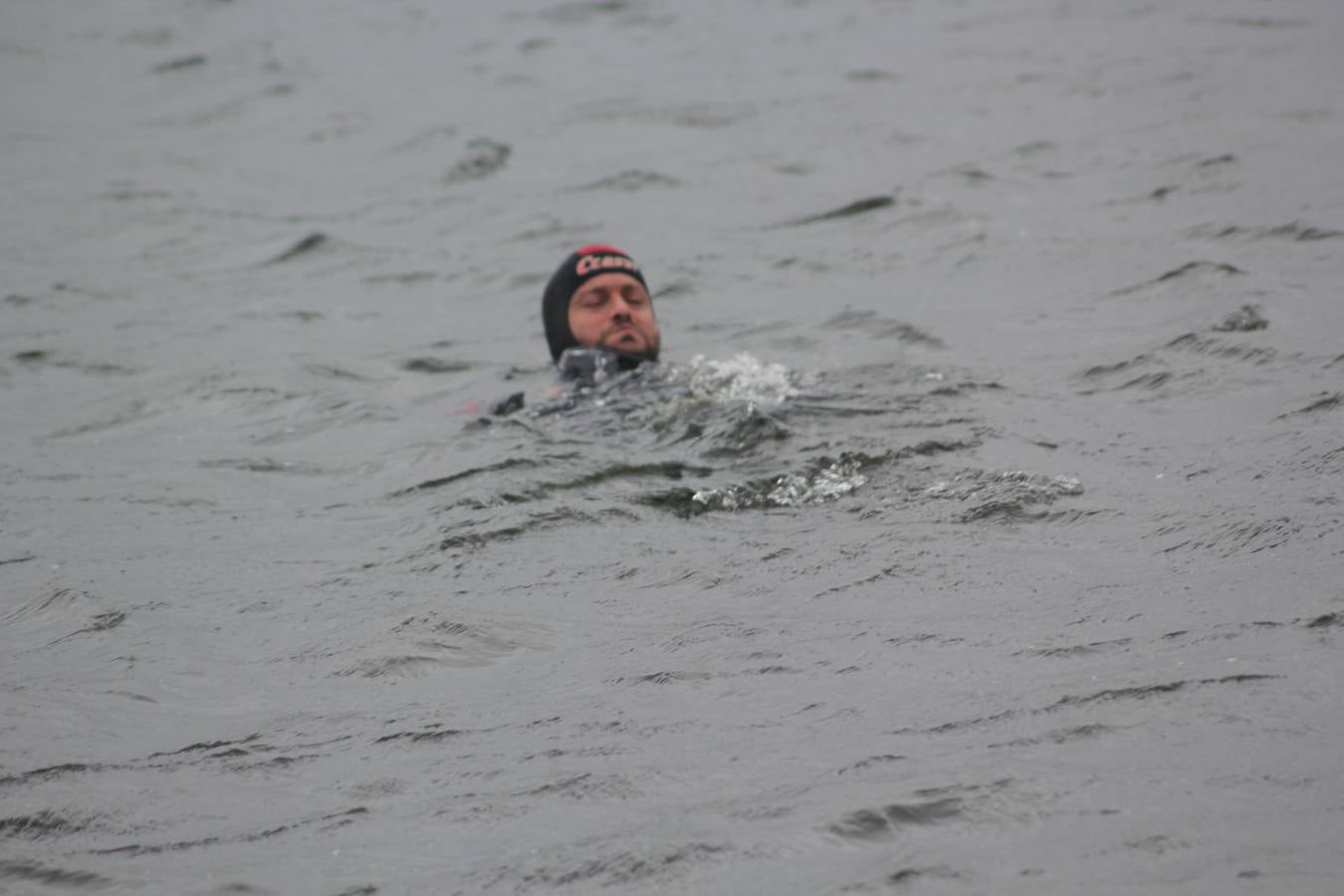 Inmersión de botellas de vino en el embalse de Las Cogotas para su envejecimiento