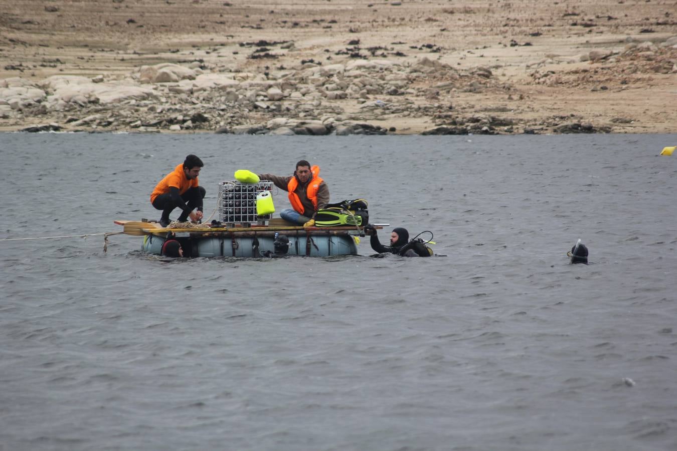 Inmersión de botellas de vino en el embalse de Las Cogotas para su envejecimiento