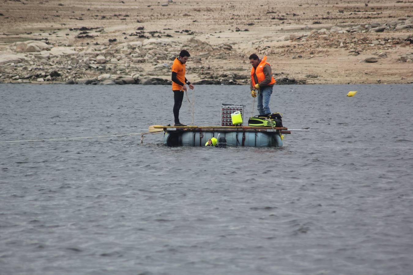 Inmersión de botellas de vino en el embalse de Las Cogotas para su envejecimiento