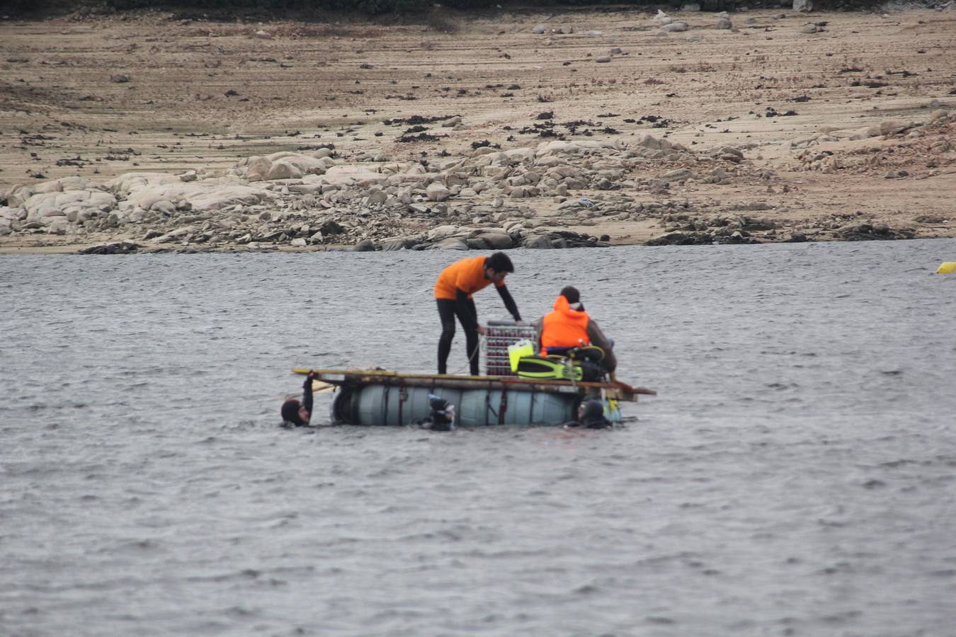 Inmersión de botellas de vino en el embalse de Las Cogotas para su envejecimiento