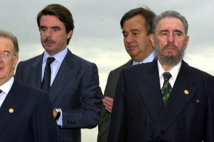 El expresidente del Gobierno, José Maria Aznar,el primer ministro de Portugal,Antonio Gutierres, y el lider cubano, Fidel Castro, en el año 2000.