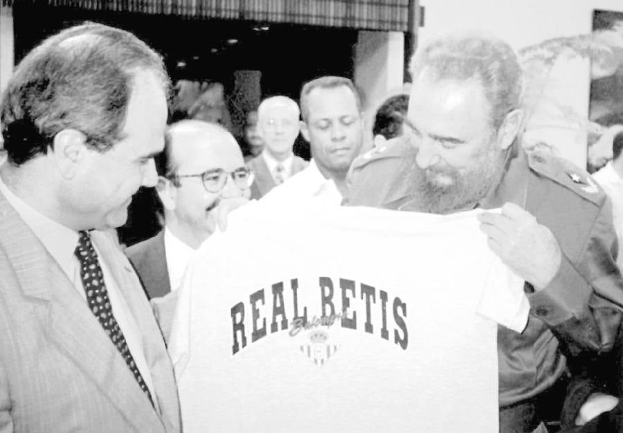 Fidel Castro con una camiseta del Betis que le entregó un periodista de la comitiva de Manuel Chaves en su viaje a Cuba.