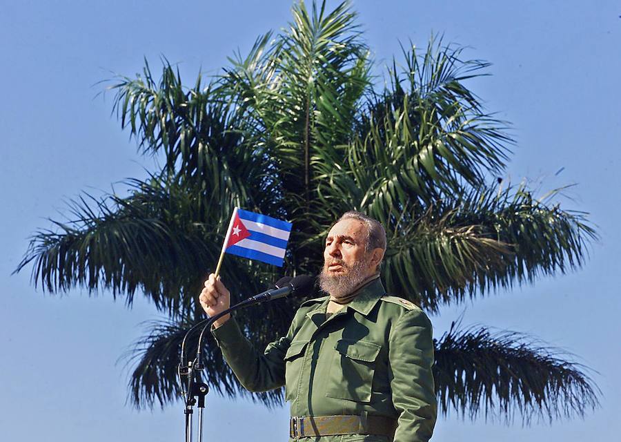 Fidel Castro con una bandera cubana en una imagen del año 2001.