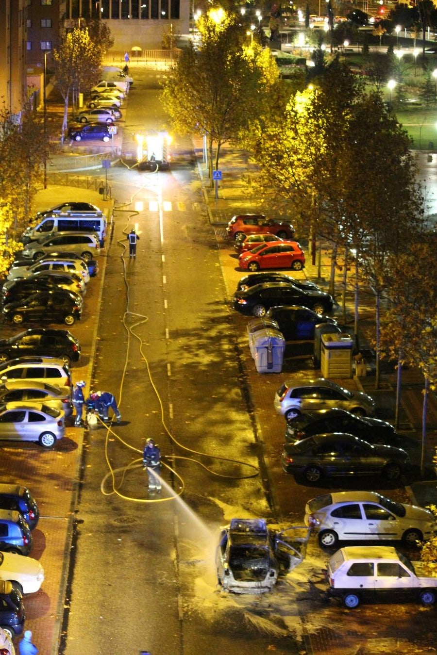 Incendio de un vehículo en la calle Monasterio del Paular