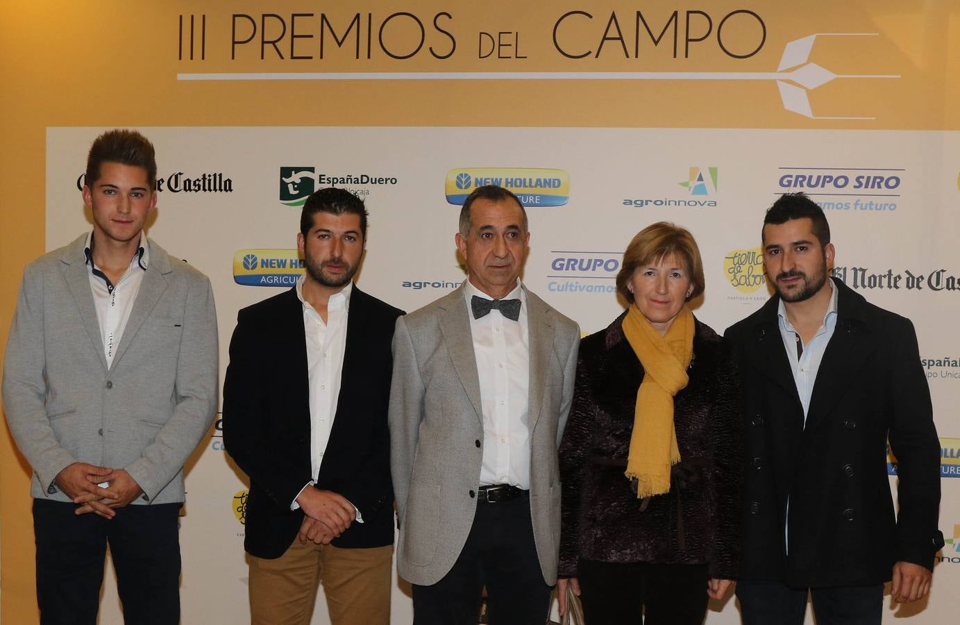 Justino Medrano, en el centro, Premio Agricultor Profesional, acompañado por su esposa,Amalia Rodríguez, y sus hijos Enrique,Javier y Víctor.