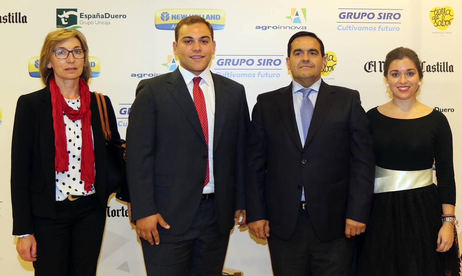 Buenaventura González, segundo por la izquierda, Premio Agricultor Joven, entre su madre, Teresa Pinto; su padre, Buenaventura, y su hermana Teresa.