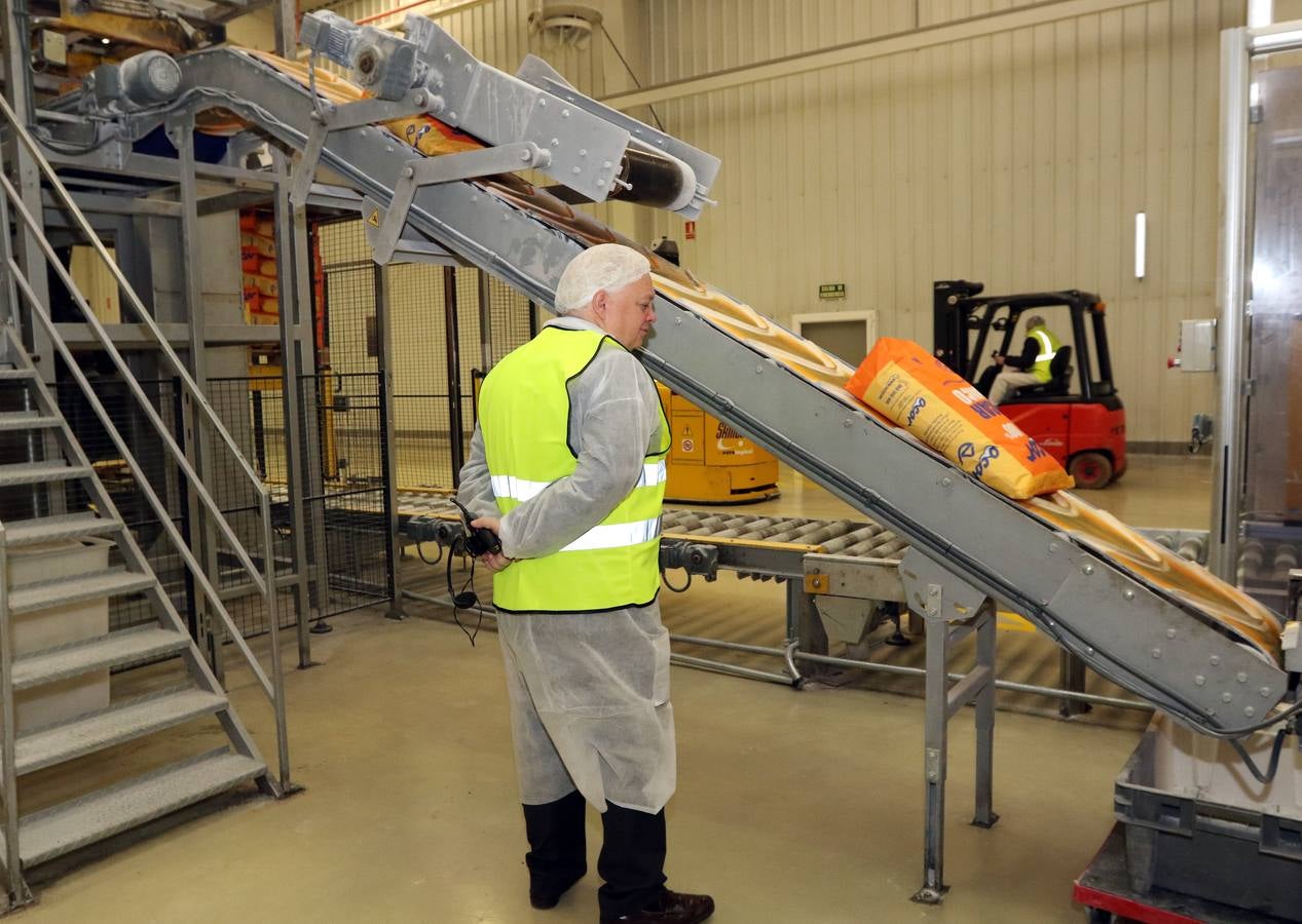 Juan Vicente Herrera visita las instalaciones de la azucarera Acor de Olmedo (Valladolid)