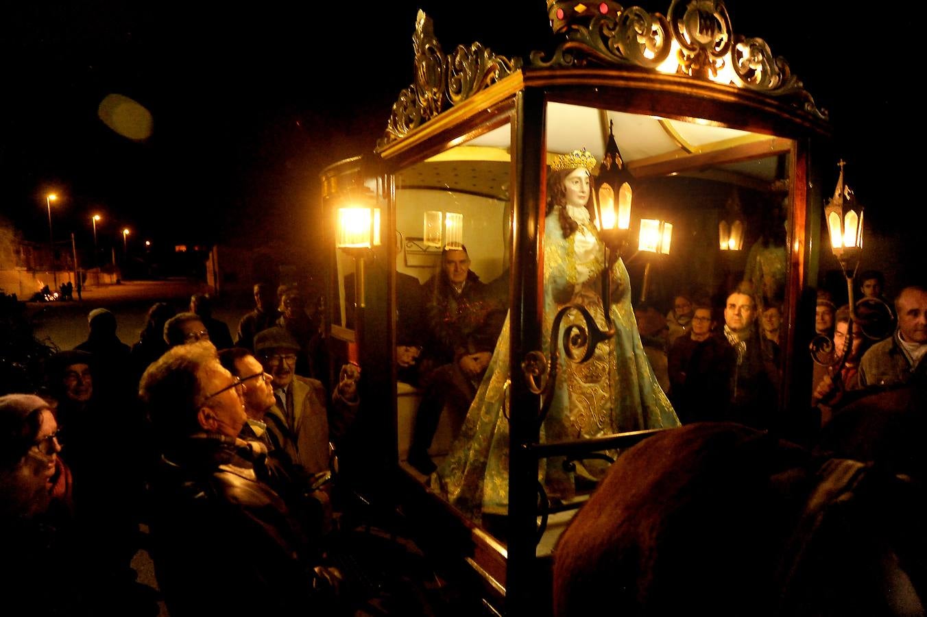 Los vecinos de Nava del Rey arropan a la Virgen de los Pegotes