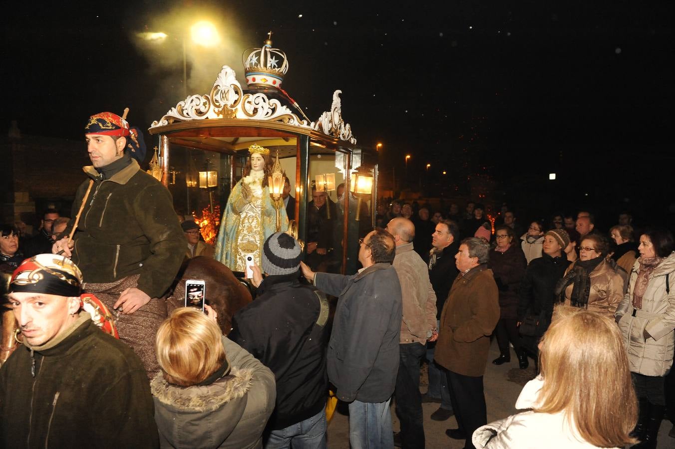 Los vecinos de Nava del Rey arropan a la Virgen de los Pegotes