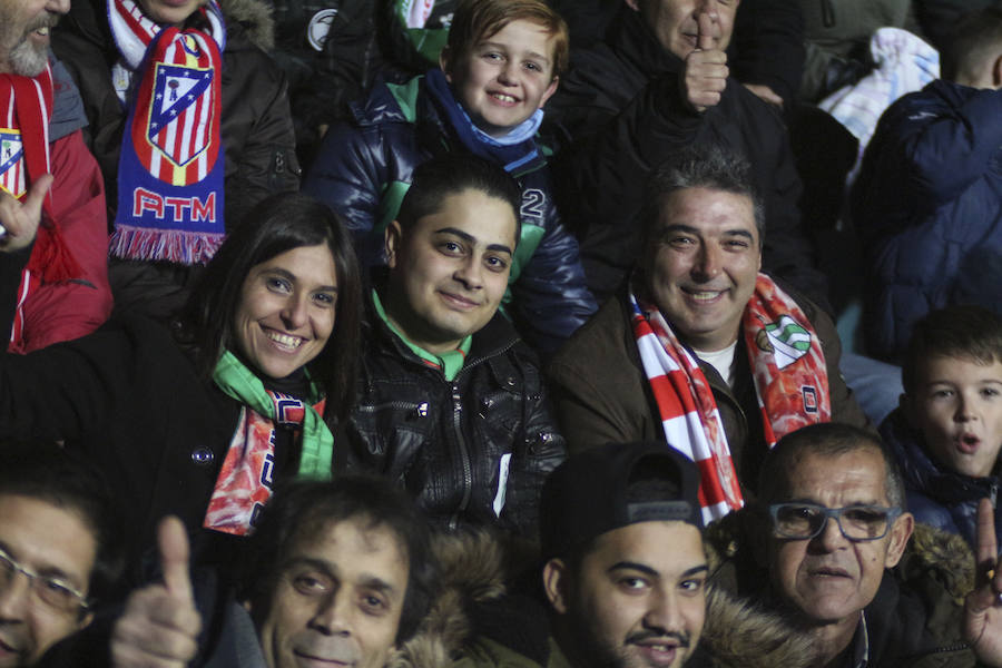 Los aficionados llenan el Helmántico durante el partido copero entre el Guijuelo y el Atlético de Madrid (1/2)