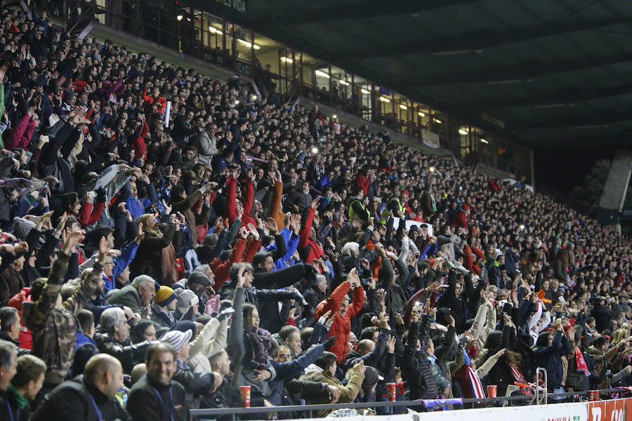Los aficionados llenan el Helmántico durante el partido copero entre el Guijuelo y el Atlético de Madrid (1/2)