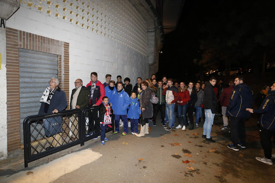 Los aficionados llenan el Helmántico durante el partido copero entre el Guijuelo y el Atlético de Madrid (1/2)