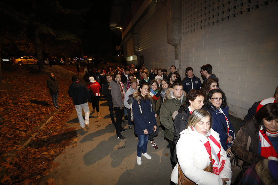 Los aficionados llenan el Helmántico durante el partido copero entre el Guijuelo y el Atlético de Madrid (1/2)