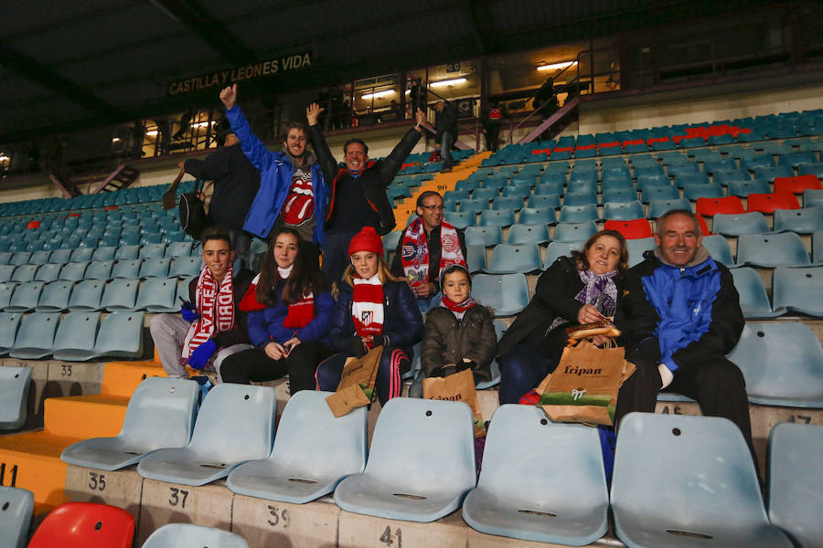 Los aficionados llenan el Helmántico durante el partido copero entre el Guijuelo y el Atlético de Madrid (1/2)