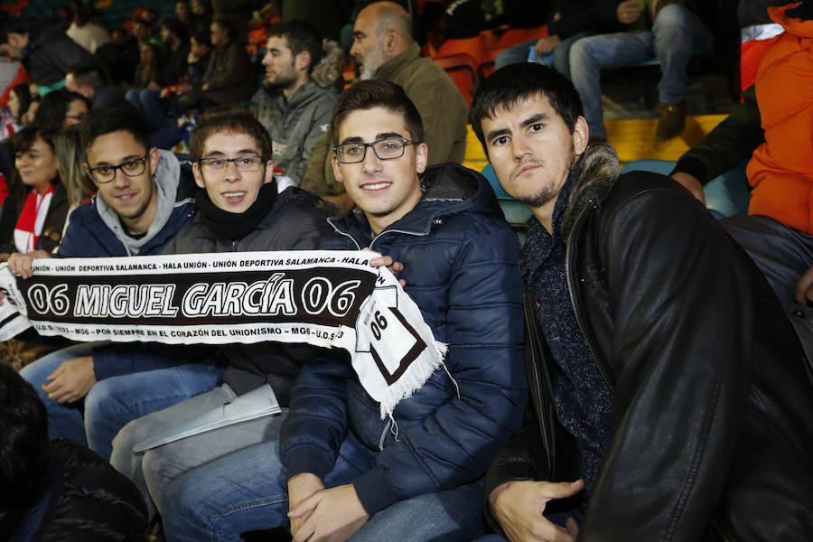 Los aficionados llenan el Helmántico durante el partido copero entre el Guijuelo y el Atlético de Madrid (1/2)