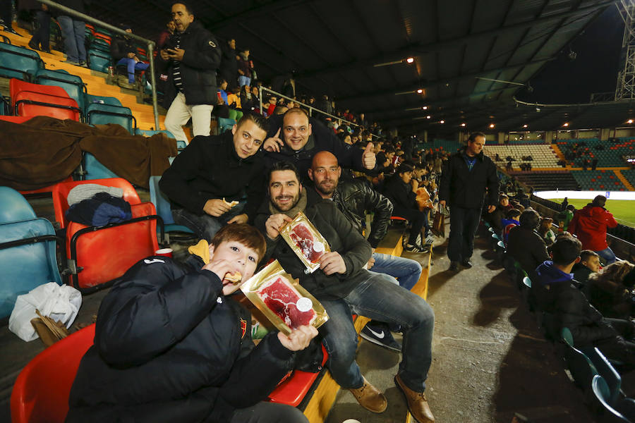 Los aficionados llenan el Helmántico durante el partido copero entre el Guijuelo y el Atlético de Madrid (1/2)