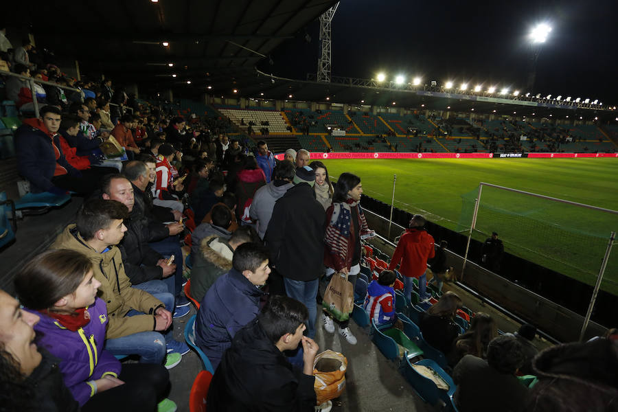 Los aficionados llenan el Helmántico durante el partido copero entre el Guijuelo y el Atlético de Madrid (1/2)