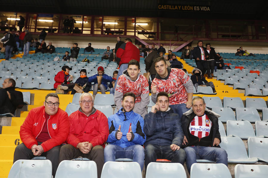 Los aficionados llenan el Helmántico durante el partido copero entre el Guijuelo y el Atlético de Madrid (1/2)