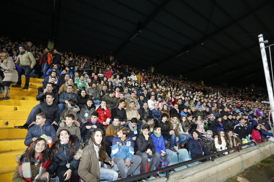 Los aficionados llenan el Helmántico durante el partido copero entre el Guijuelo y el Atlético de Madrid (2/2)