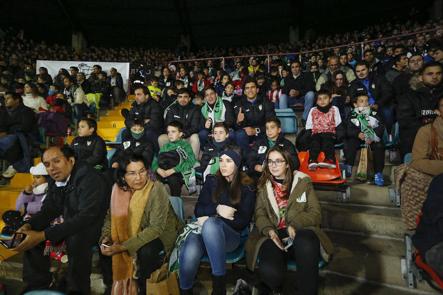 Los aficionados llenan el Helmántico durante el partido copero entre el Guijuelo y el Atlético de Madrid (2/2)