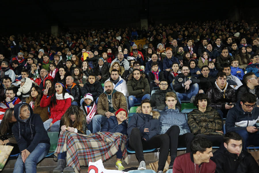 Los aficionados llenan el Helmántico durante el partido copero entre el Guijuelo y el Atlético de Madrid (2/2)