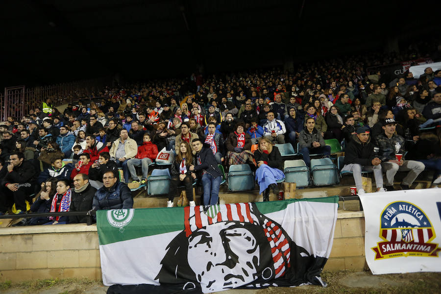 Los aficionados llenan el Helmántico durante el partido copero entre el Guijuelo y el Atlético de Madrid (2/2)