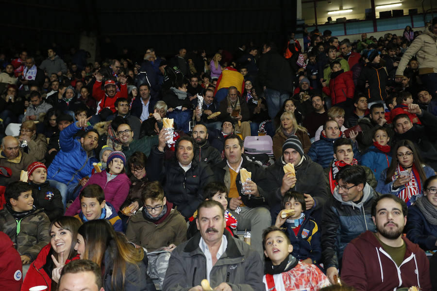 Los aficionados llenan el Helmántico durante el partido copero entre el Guijuelo y el Atlético de Madrid (2/2)