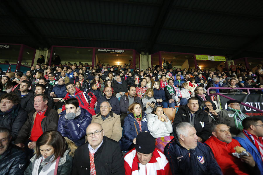 Los aficionados llenan el Helmántico durante el partido copero entre el Guijuelo y el Atlético de Madrid (2/2)