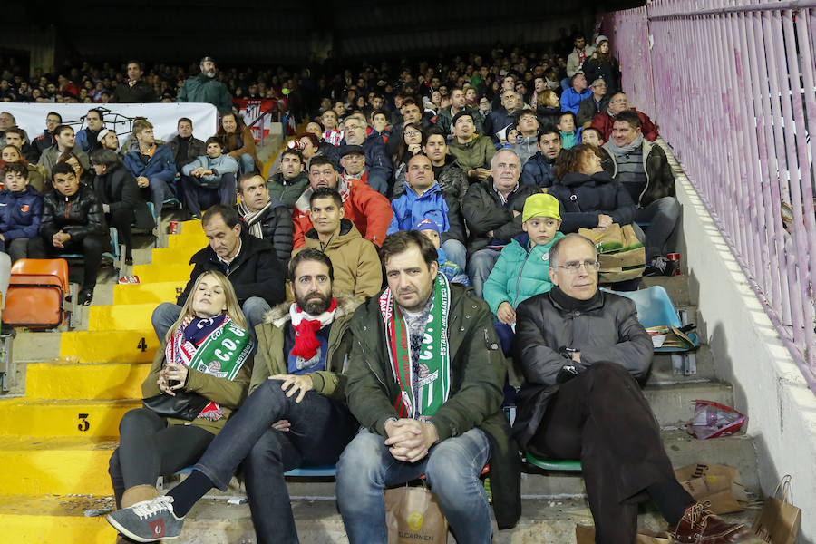 Los aficionados llenan el Helmántico durante el partido copero entre el Guijuelo y el Atlético de Madrid (2/2)