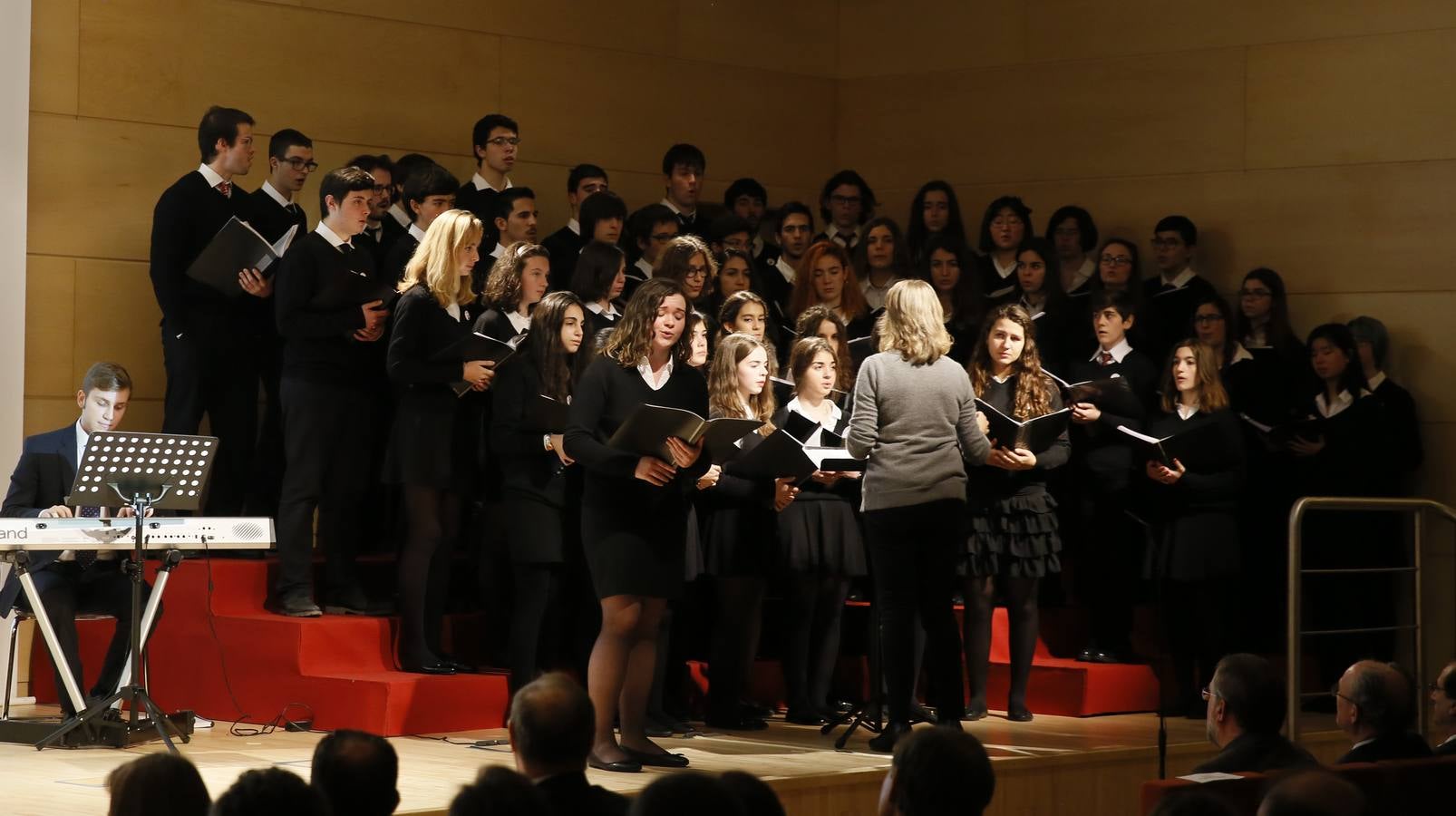 El coro del IES Núñez de Arce, dirigido por Rosario Alonso Silió, durante la ceremonia de entrega de galardones, en la que interpretó varias piezas.