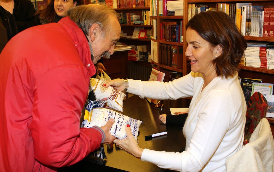 Samantha Vallejo-Nájera firma libros en Segovia