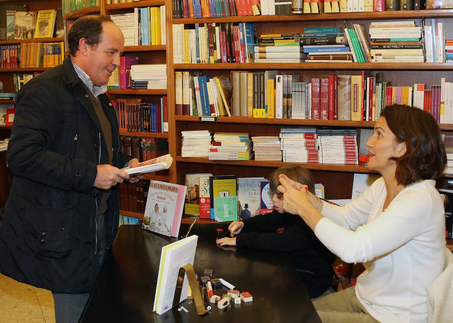 Samantha Vallejo-Nájera firma libros en Segovia