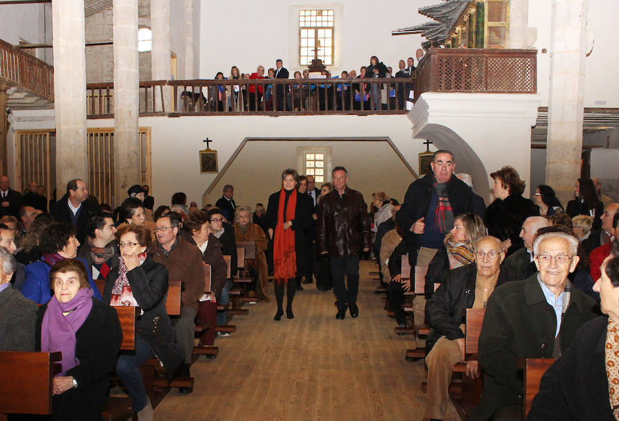 La ministra de agricultura, Isabel García Tejerina, visita la iglesia de Santa María en Fuentes de Nava fotos