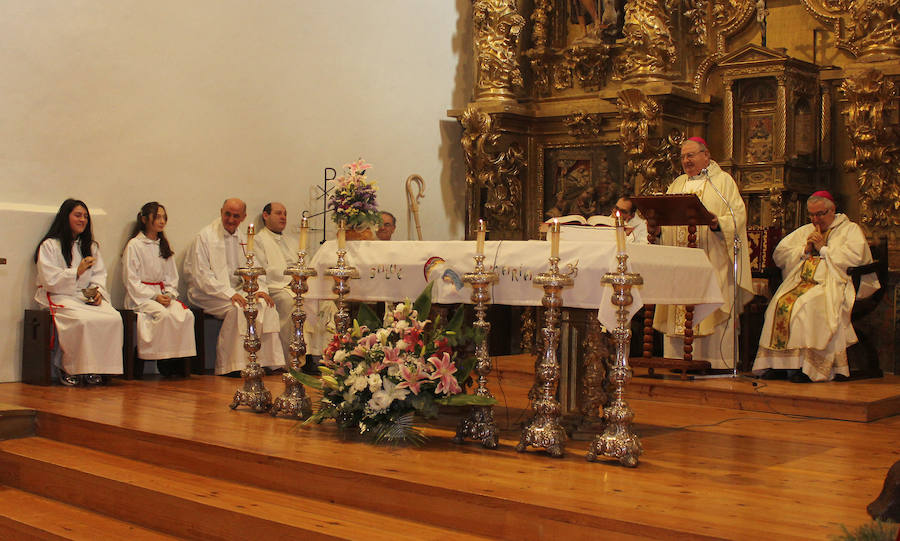 La ministra de agricultura, Isabel García Tejerina, visita la iglesia de Santa María en Fuentes de Nava fotos