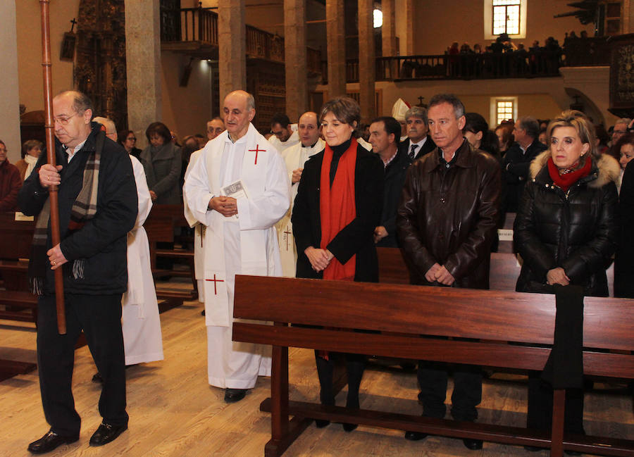 La ministra de agricultura, Isabel García Tejerina, visita la iglesia de Santa María en Fuentes de Nava fotos