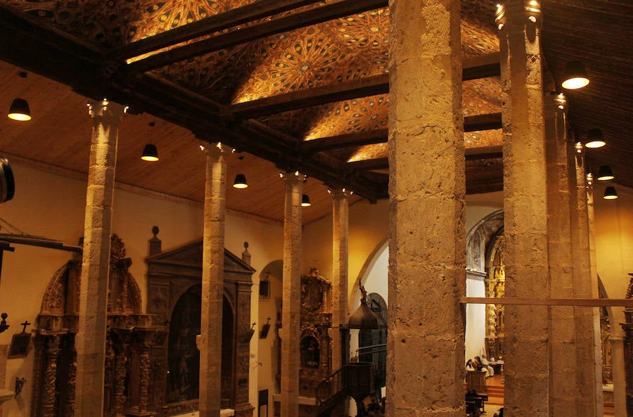 La ministra de agricultura, Isabel García Tejerina, visita la iglesia de Santa María en Fuentes de Nava fotos