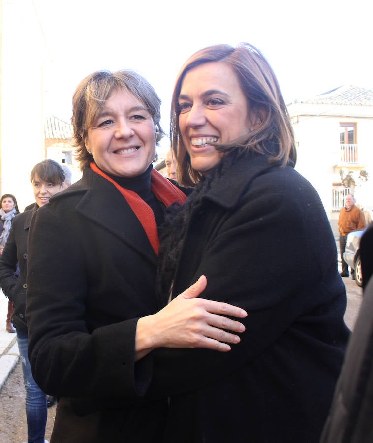 La ministra de agricultura, Isabel García Tejerina, visita la iglesia de Santa María en Fuentes de Nava fotos